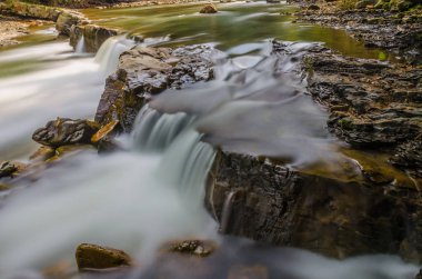 Karpat dağ uzun pozlama üzerinde şelale