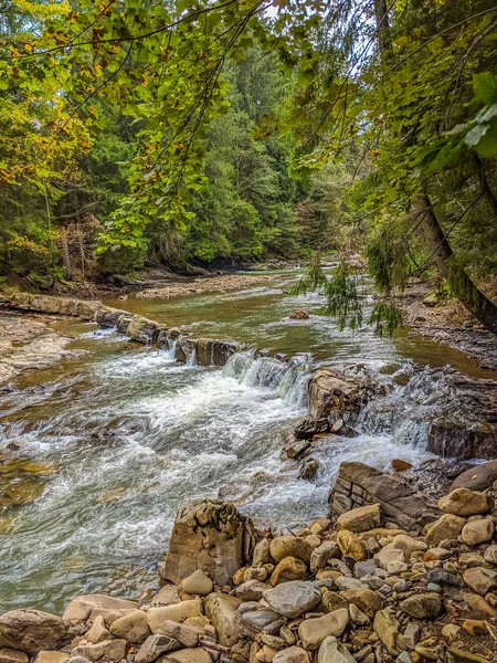 Der Kleine Wasserfall Den Ukrainischen Karpaten — Stockfoto