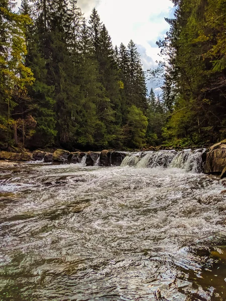 Der Kleine Wasserfall Den Ukrainischen Karpaten — Stockfoto