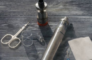 E-ciggarete ve ahşap zemin üzerine kahve ile natürmort