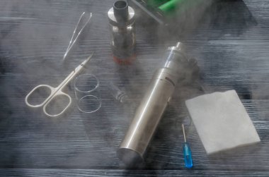 E-ciggarete ve ahşap zemin üzerine kahve ile natürmort