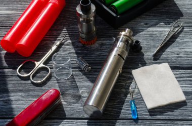 E-ciggarete ve ahşap zemin üzerine kahve ile natürmort