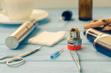 E-ciggarete ve ahşap zemin üzerine kahve ile natürmort