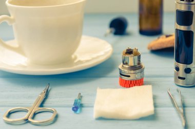 E-ciggarete ve ahşap zemin üzerine kahve ile natürmort