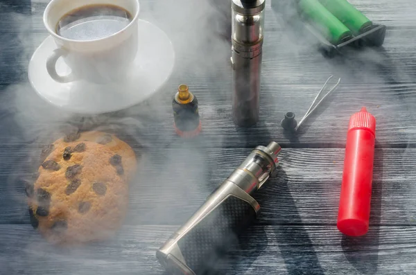 Bodegón Con Ciggarete Café Sobre Fondo Madera — Foto de Stock