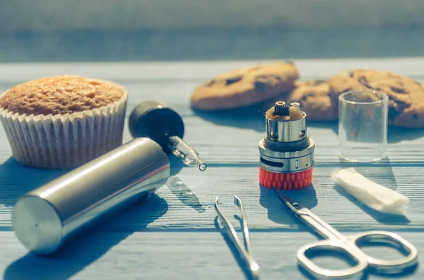 Bodegón Con Ciggarete Café Sobre Fondo Madera — Foto de Stock