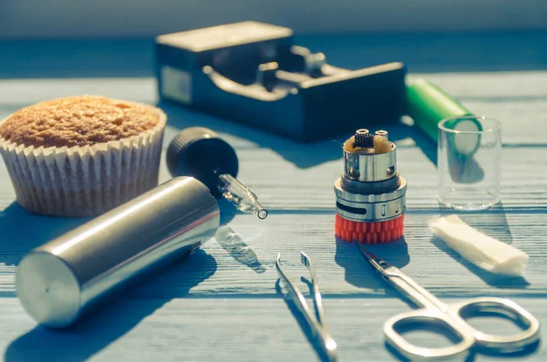 Bodegón Con Ciggarete Café Sobre Fondo Madera — Foto de Stock