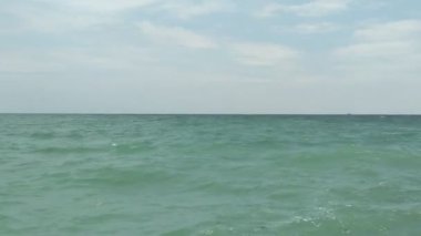 Sonbahar mevsiminde denizde dalgalar