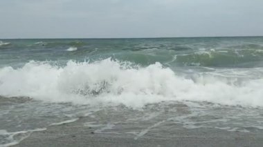 Sonbahar mevsiminde denizde dalgalar