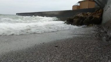 Sonbahar mevsiminde denizde dalgalar