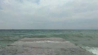 Sonbahar mevsiminde denizde dalgalar