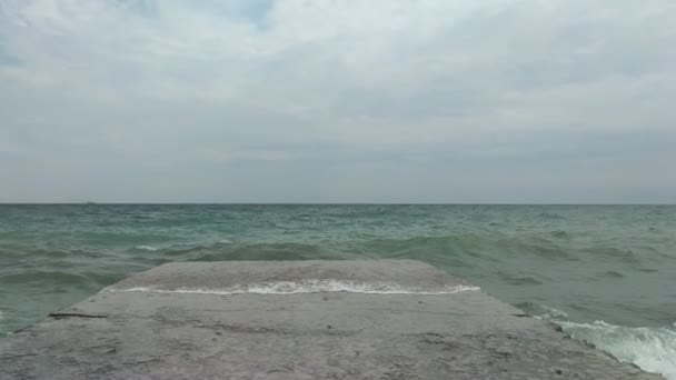 Vagues sur la mer en automne 