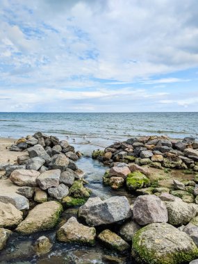Sonbahar mevsiminde denizde küçük dere