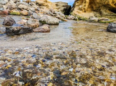 Sonbahar mevsiminde denizde küçük dere