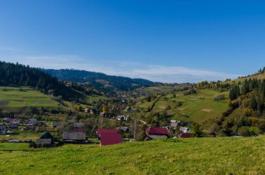 Sonbahar sezonu güneşli günde Karpat Dağları