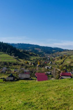 Sonbahar sezonu güneşli günde Karpat Dağları