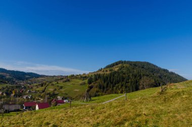 Sonbahar sezonu güneşli günde Karpat Dağları