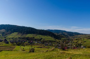 Sonbahar sezonu güneşli günde Karpat Dağları