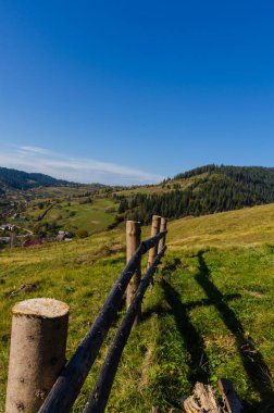 Sonbahar sezonu güneşli günde Karpat Dağları
