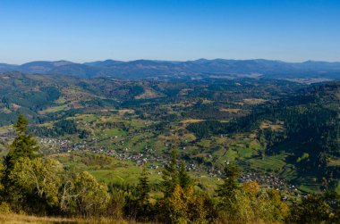 Sonbahar sezonu güneşli günde Karpat Dağları
