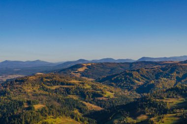 Sonbahar sezonu güneşli günde Karpat Dağları