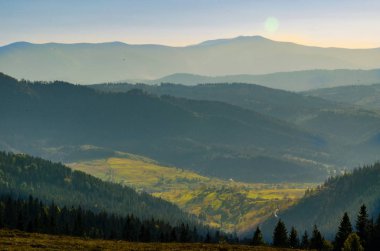 Sonbahar sezonu güneşli günde Karpat Dağları
