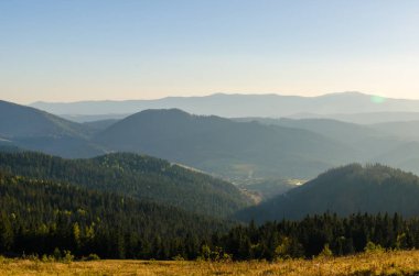 Sonbahar sezonu güneşli günde Karpat Dağları