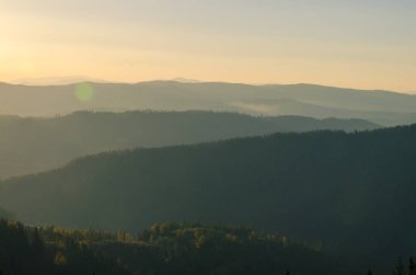 Sonbahar sezonu güneşli günde Karpat Dağları