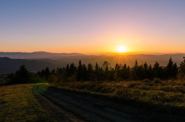 Sonbahar sezonu Karpat Dağları'nda günbatımı