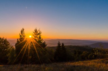Sonbahar sezonu Karpat Dağları'nda günbatımı