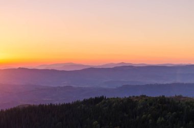 Sonbahar sezonu Karpat Dağları'nda günbatımı