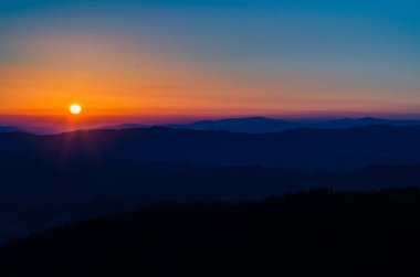 Sonbahar sezonu Karpat Dağları'nda günbatımı