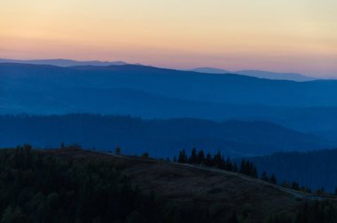 Sonbahar sezonu Karpat Dağları'nda günbatımı