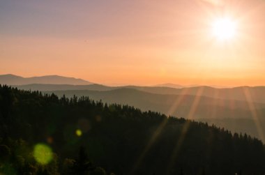 Sonbahar sezonu Karpat Dağları'nda günbatımı