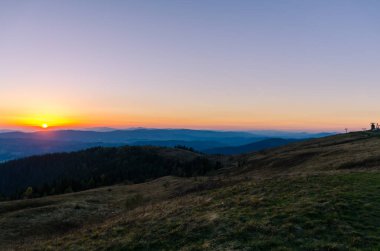 Sonbahar sezonu Karpat Dağları'nda günbatımı