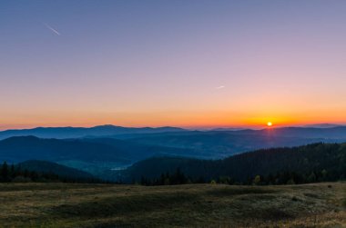 Sonbahar sezonu Karpat Dağları'nda günbatımı