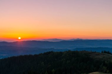 Sonbahar sezonu Karpat Dağları'nda günbatımı