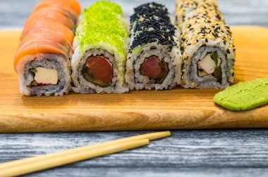 Ahşap arka plan üzerinde çiğ gıda suşi ile natürmort