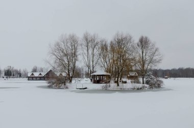 Kış manzara orman, göl kötü hava koşulu ile