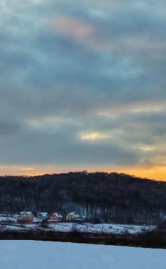 Alan ve gün batımı sırasında ağaçları ile kış manzarası