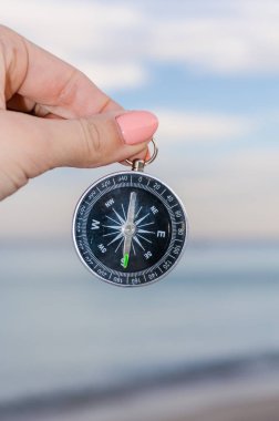 Odesa deniz arka plan üzerinde bir koli tutan kız