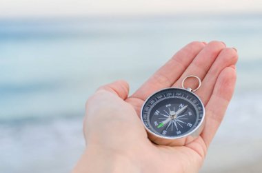 Odesa deniz arka plan üzerinde bir koli tutan kız