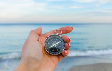 Odesa deniz arka plan üzerinde bir koli tutan kız