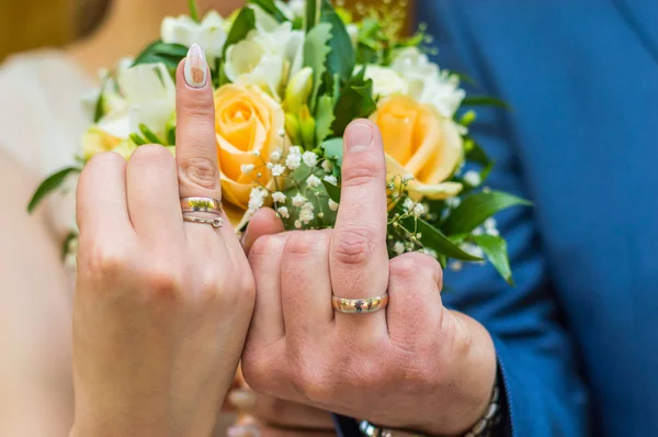 ちょうど花の花束を持つ若いカップルを結婚しました — ストック写真