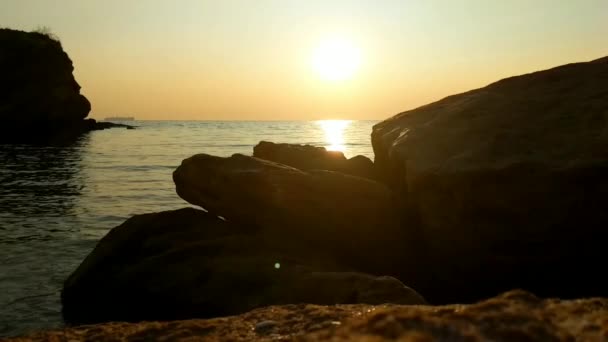 Puesta de sol en la playa de mar con piedras — Vídeos de Stock