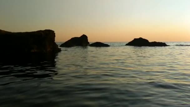 Pôr do sol na praia do mar com pedras — Vídeo de Stock