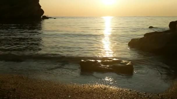 Pôr do sol na praia do mar com pedras — Vídeo de Stock