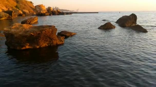 Puesta de sol en la playa de mar con piedras — Vídeo de stock