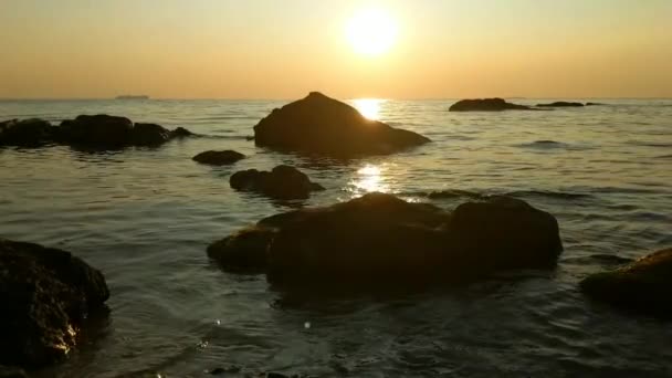 Sonnenuntergang am Strand mit Steinen — Stockvideo