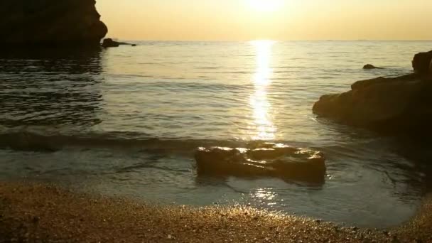 Pôr do sol na praia do mar com pedras — Vídeo de Stock